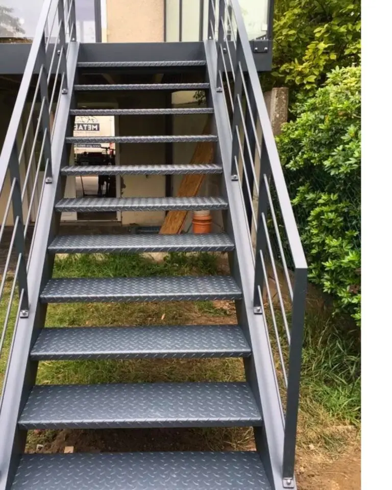 Escalera metálica exterior